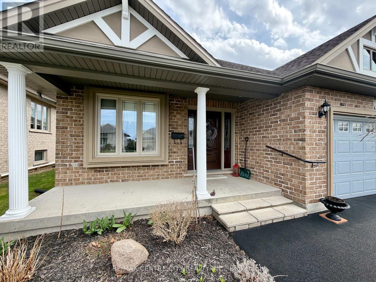 15 Holland Avenue, Aylmer, Ontario  N5H 3J2 - Photo 2 - X12964714