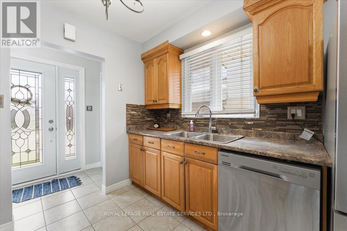 57 Elora Drive, Hamilton, Ontario  L9C 6T4 - Photo 12 - X12964088