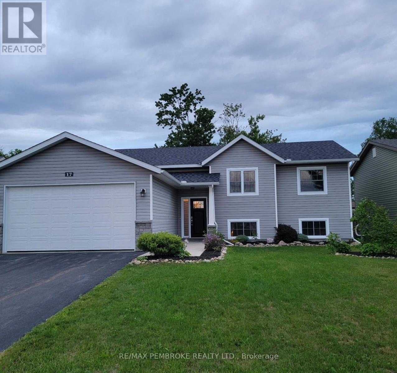 17 Dustin Drive, Petawawa, Ontario  K8H 0G3 - Photo 1 - X12964244