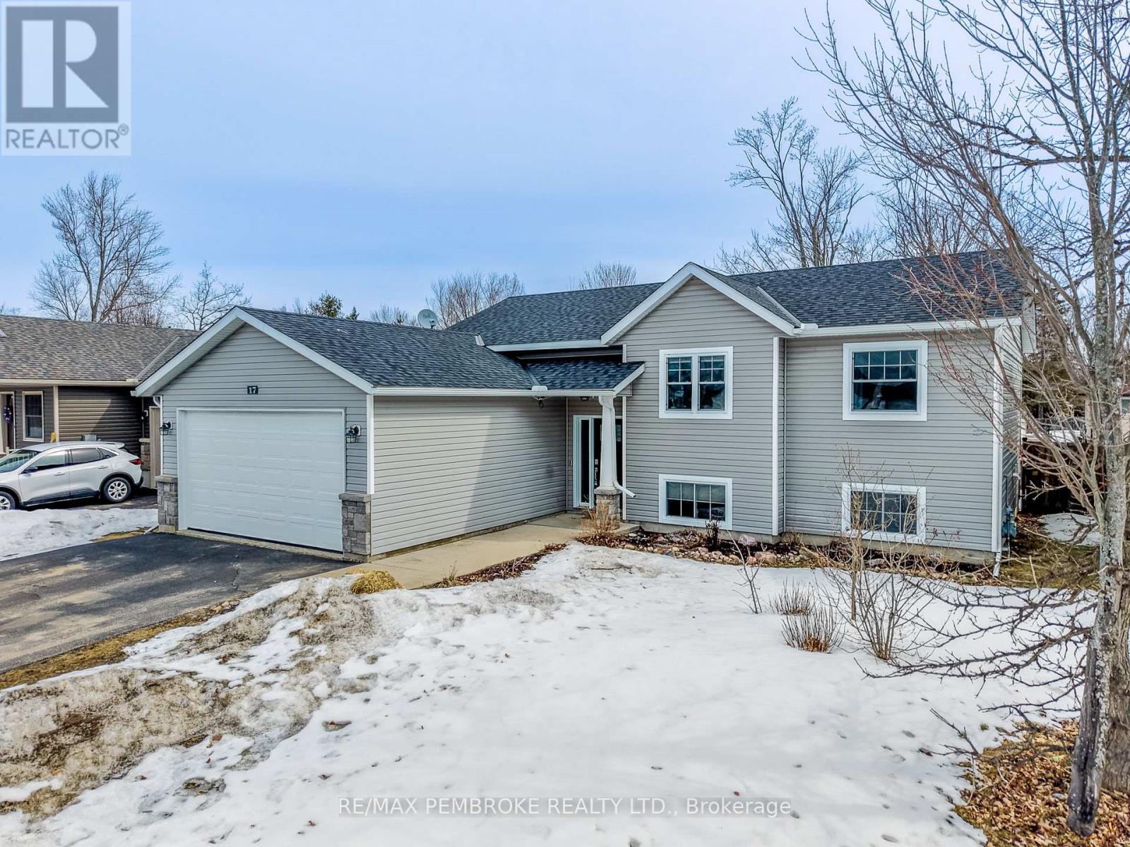 17 Dustin Drive, Petawawa, Ontario  K8H 0G3 - Photo 2 - X12964244