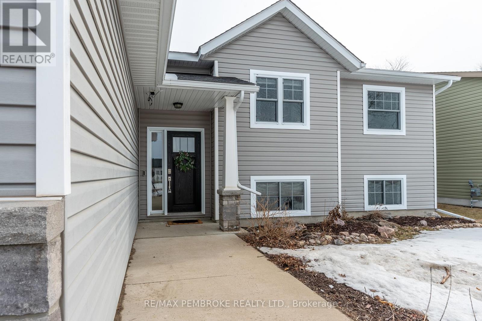 17 Dustin Drive, Petawawa, Ontario  K8H 0G3 - Photo 4 - X12964244