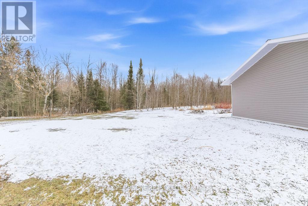 97 Mud Lake Road, Laurentian Valley, Ontario  K8A 6W4 - Photo 11 - X12964470