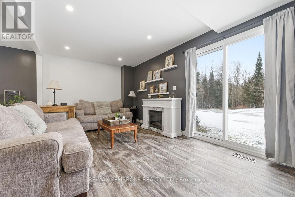 97 Mud Lake Road, Laurentian Valley, Ontario  K8A 6W4 - Photo 12 - X12964470