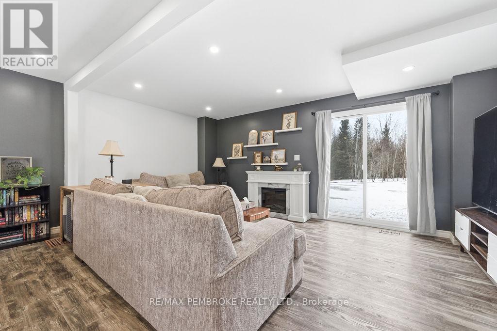 97 Mud Lake Road, Laurentian Valley, Ontario  K8A 6W4 - Photo 13 - X12964470