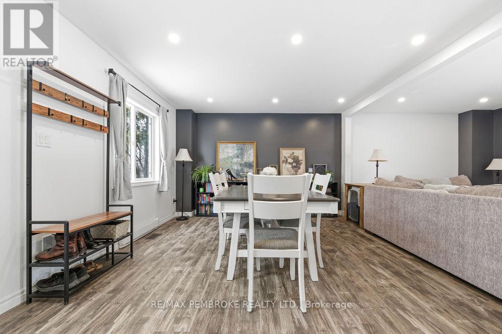 97 Mud Lake Road, Laurentian Valley, Ontario  K8A 6W4 - Photo 14 - X12964470