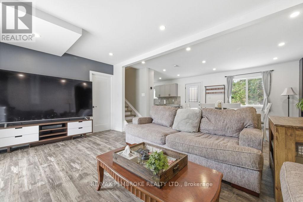 97 Mud Lake Road, Laurentian Valley, Ontario  K8A 6W4 - Photo 16 - X12964470