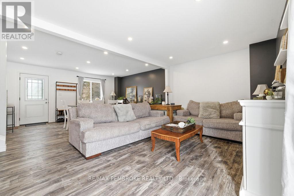 97 Mud Lake Road, Laurentian Valley, Ontario  K8A 6W4 - Photo 17 - X12964470