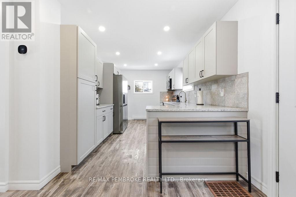 97 Mud Lake Road, Laurentian Valley, Ontario  K8A 6W4 - Photo 18 - X12964470