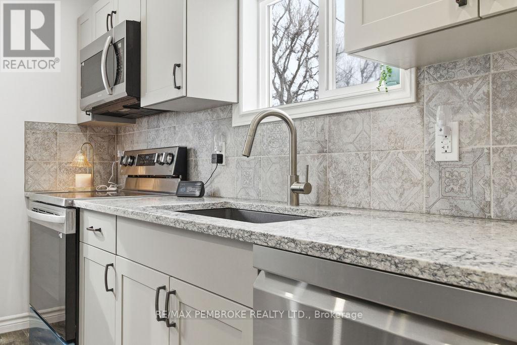 97 Mud Lake Road, Laurentian Valley, Ontario  K8A 6W4 - Photo 21 - X12964470