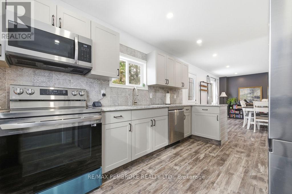 97 Mud Lake Road, Laurentian Valley, Ontario  K8A 6W4 - Photo 24 - X12964470