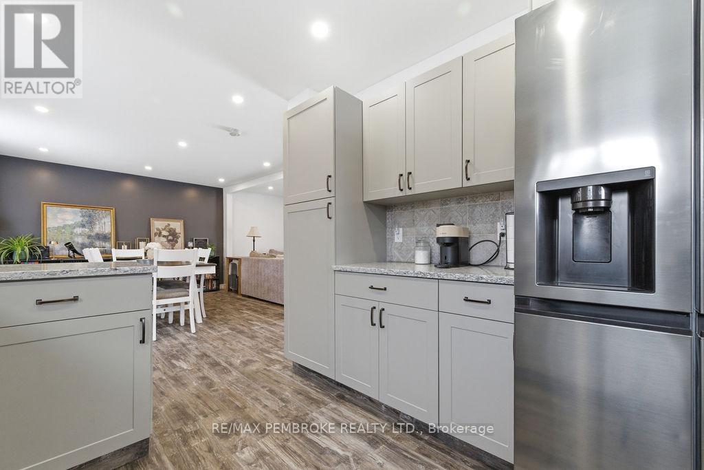 97 Mud Lake Road, Laurentian Valley, Ontario  K8A 6W4 - Photo 25 - X12964470