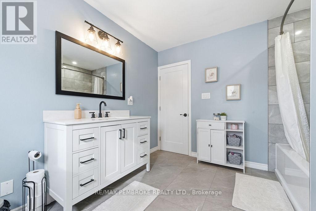 97 Mud Lake Road, Laurentian Valley, Ontario  K8A 6W4 - Photo 28 - X12964470