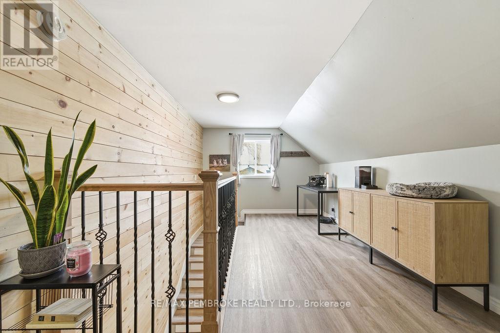 97 Mud Lake Road, Laurentian Valley, Ontario  K8A 6W4 - Photo 32 - X12964470