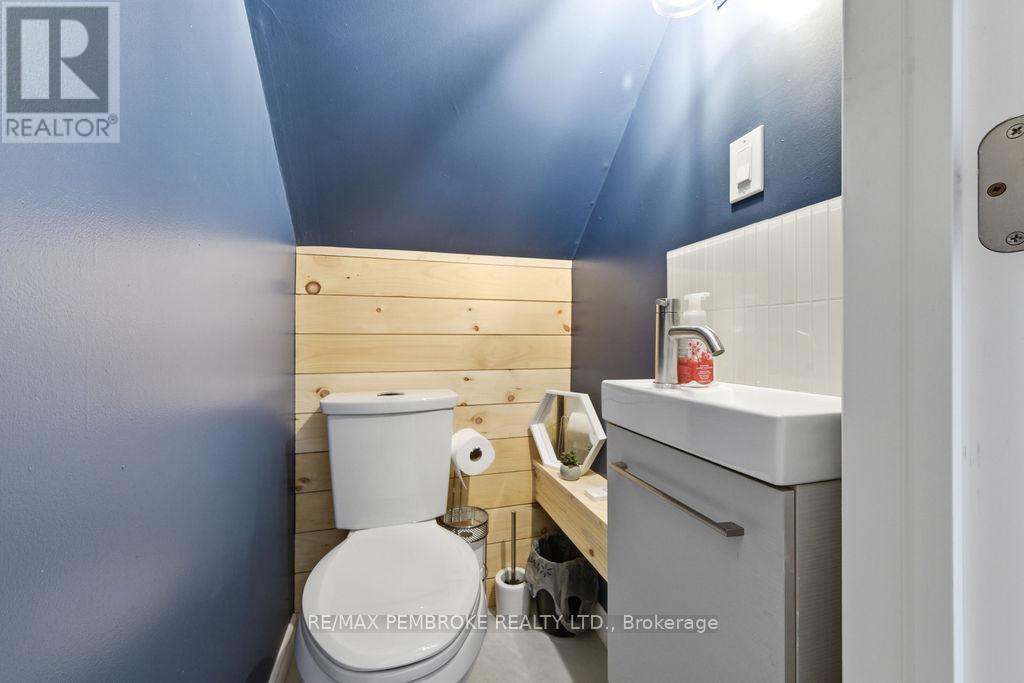 97 Mud Lake Road, Laurentian Valley, Ontario  K8A 6W4 - Photo 34 - X12964470