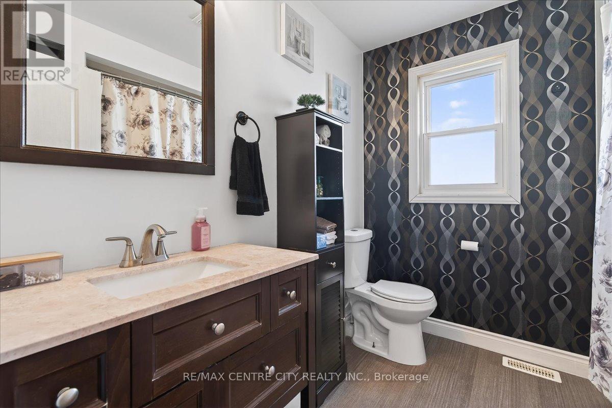 106 Metcalfe Street E, Strathroy-Caradoc, Ontario  N7G 1P3 - Photo 11 - X12963996