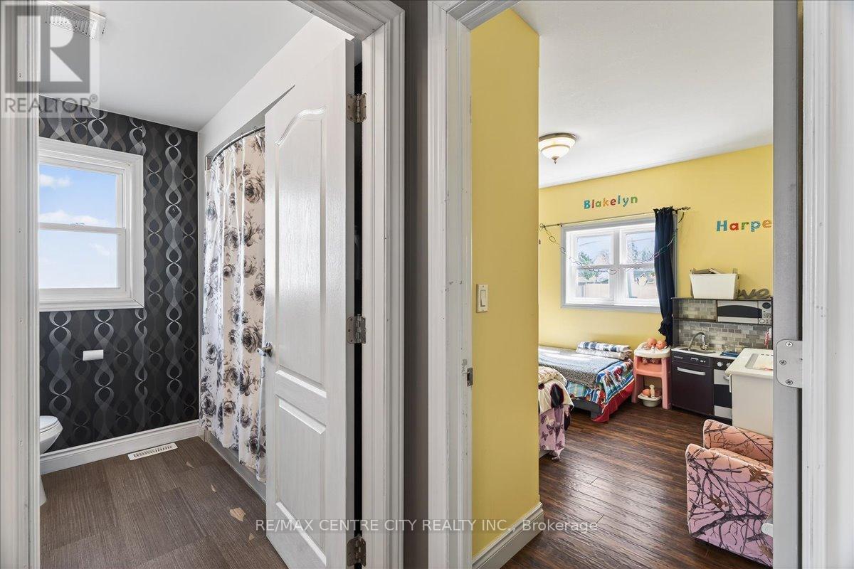 106 Metcalfe Street E, Strathroy-Caradoc, Ontario  N7G 1P3 - Photo 12 - X12963996