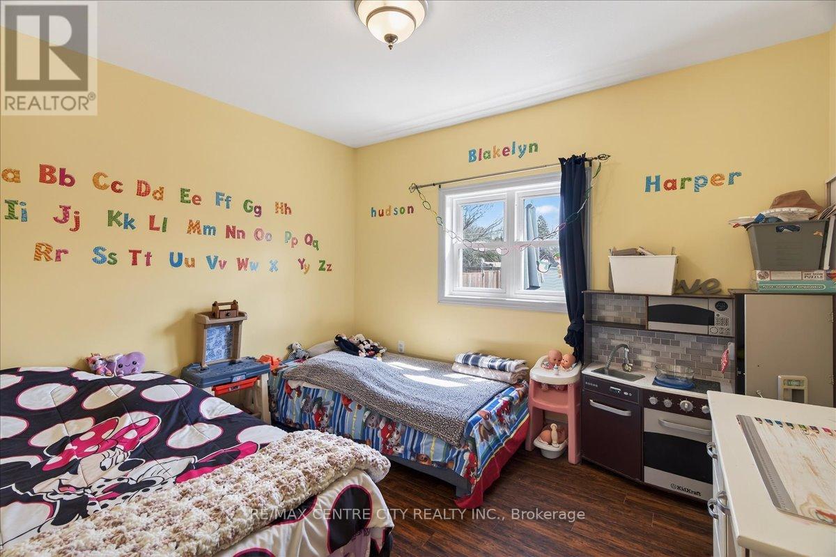 106 Metcalfe Street E, Strathroy-Caradoc, Ontario  N7G 1P3 - Photo 13 - X12963996