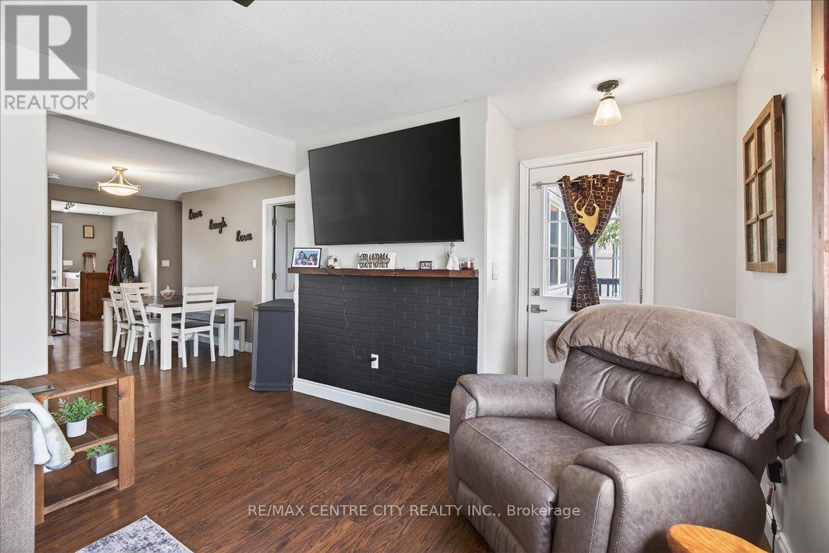 106 Metcalfe Street E, Strathroy-Caradoc, Ontario  N7G 1P3 - Photo 6 - X12963996