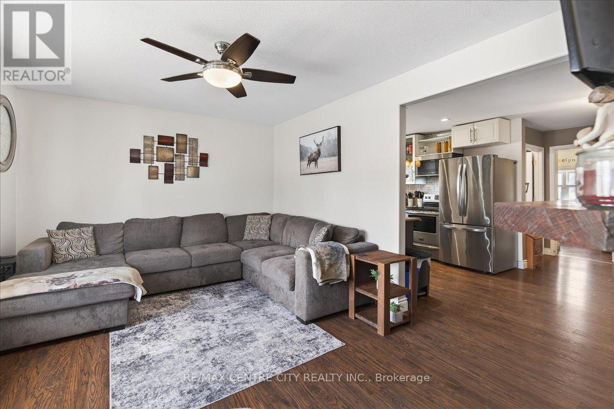 106 Metcalfe Street E, Strathroy-Caradoc, Ontario  N7G 1P3 - Photo 5 - X12963996