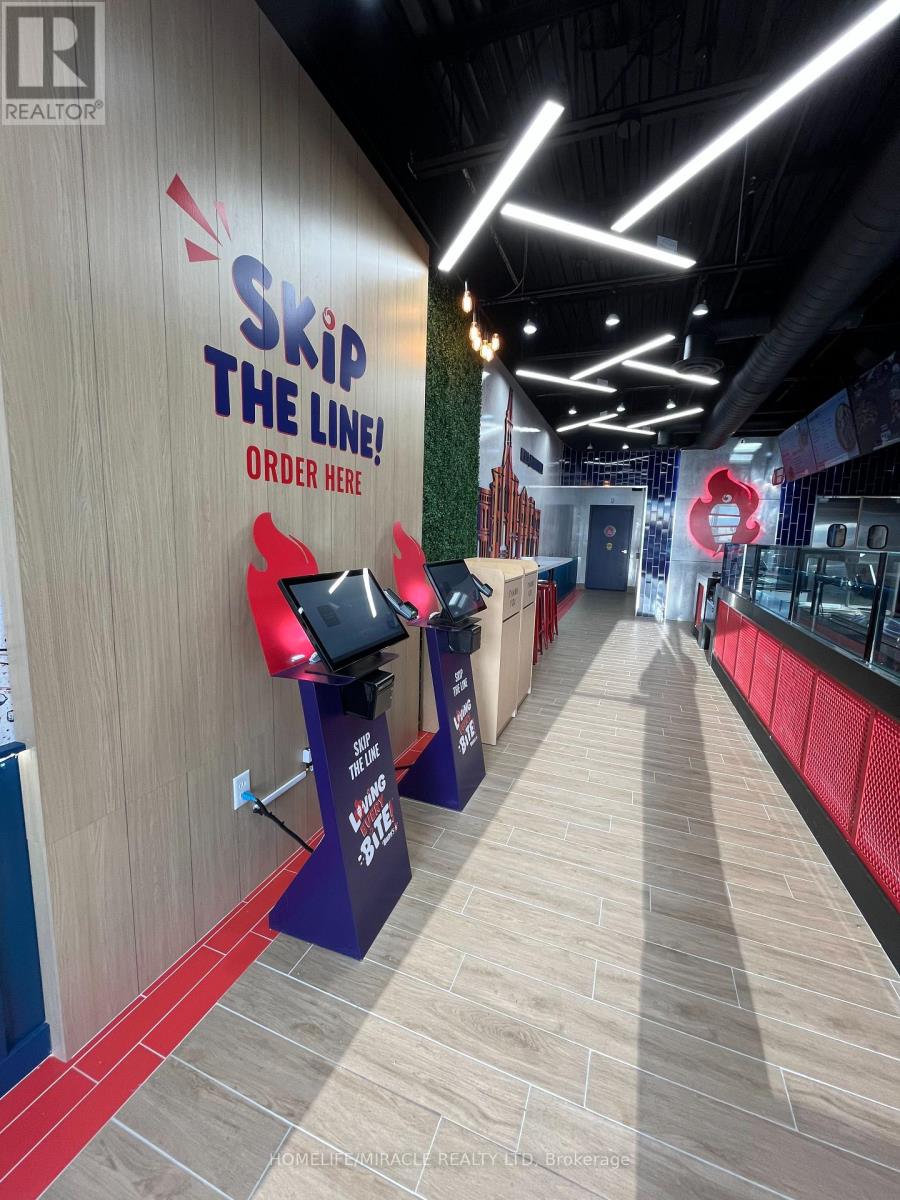 17480 Yonge Street, Newmarket (Glenway Estates), Ontario  L3Y 8A8 - Photo 4 - N12963826