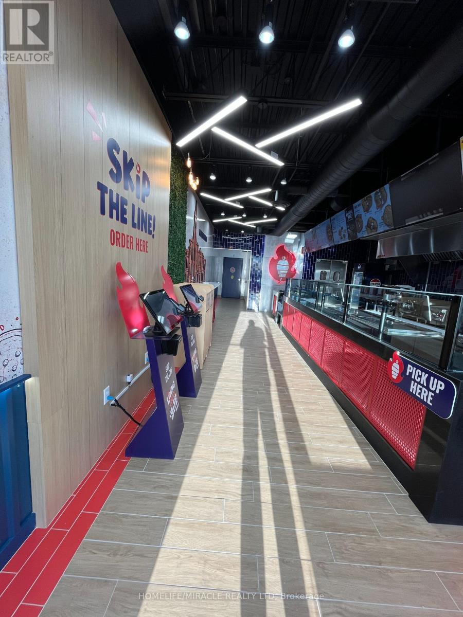 17480 Yonge Street, Newmarket (Glenway Estates), Ontario  L3Y 8A8 - Photo 3 - N12963826