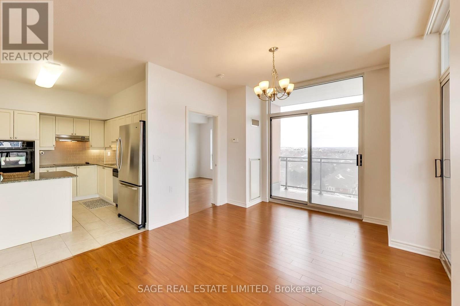 902 - 810 Scollard Court, Mississauga, Ontario  L5V 0A4 - Photo 5 - W12909746