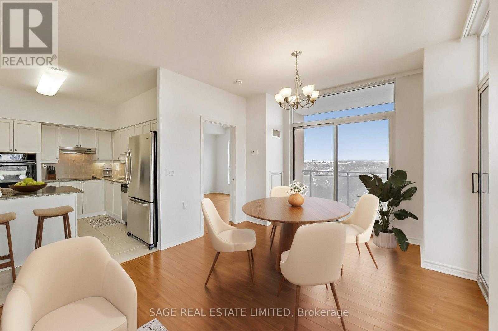 902 - 810 Scollard Court, Mississauga, Ontario  L5V 0A4 - Photo 4 - W12909746