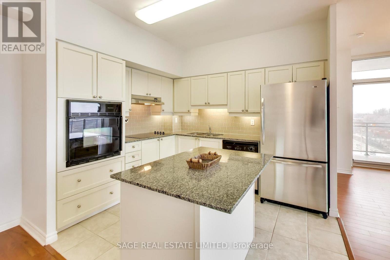 902 - 810 Scollard Court, Mississauga, Ontario  L5V 0A4 - Photo 10 - W12909746