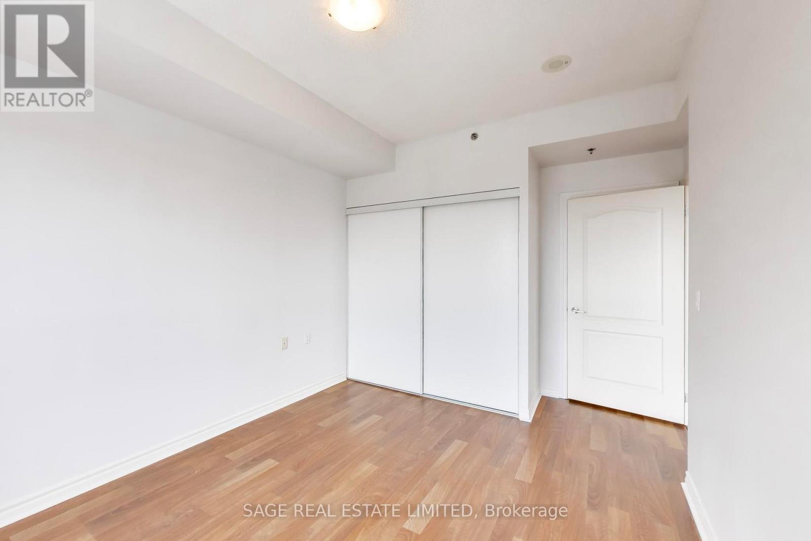 902 - 810 Scollard Court, Mississauga, Ontario  L5V 0A4 - Photo 15 - W12909746