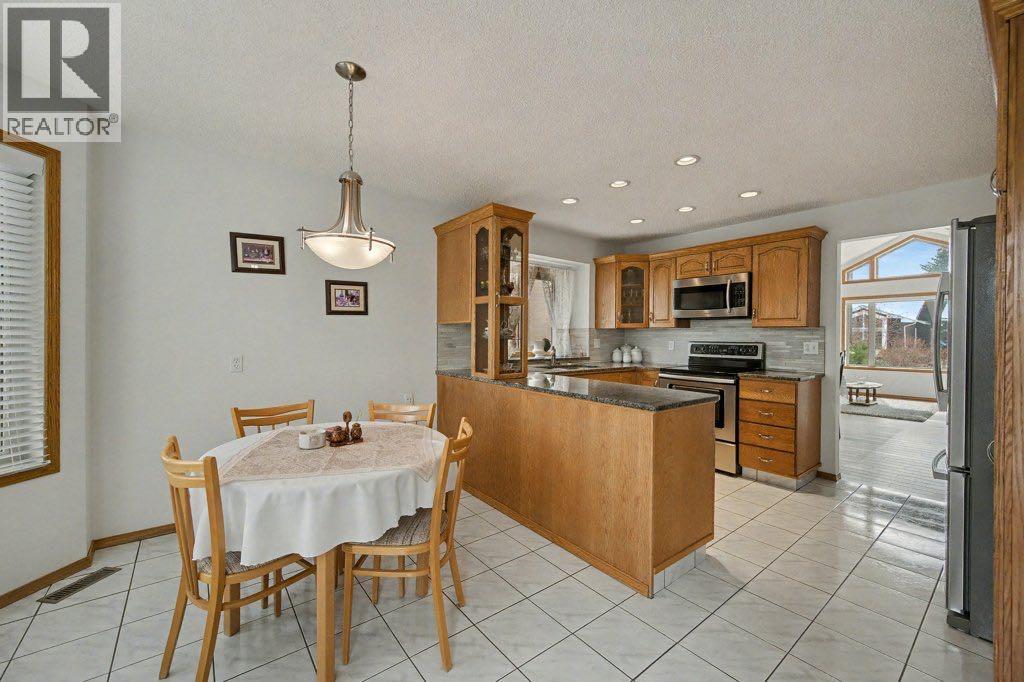 16 Straddock Crescent SW, Calgary, Alberta  T3H 2S8 - Photo 13 - A2297214