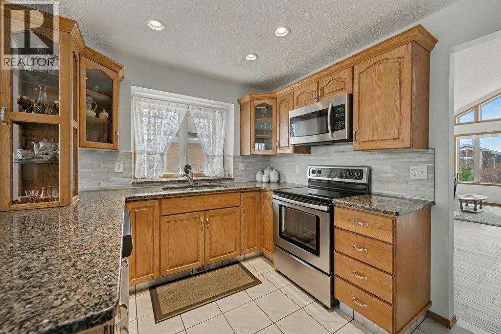 16 Straddock Crescent SW, Calgary, Alberta  T3H 2S8 - Photo 6 - A2297214