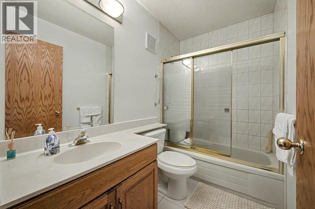 16 Straddock Crescent SW, Calgary, Alberta  T3H 2S8 - Photo 25 - A2297214