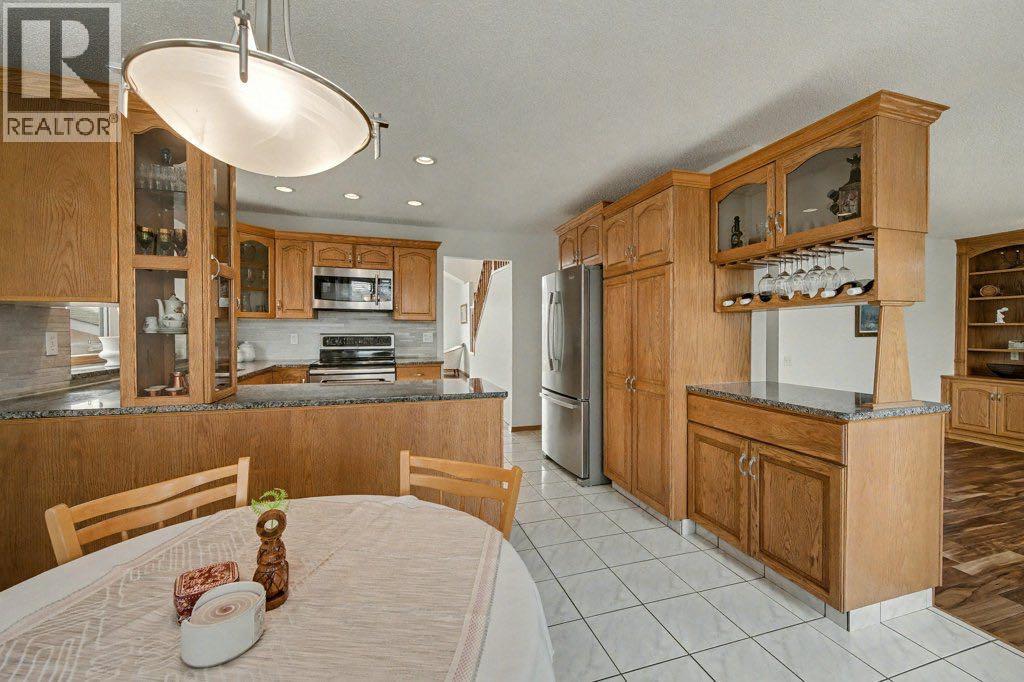 16 Straddock Crescent SW, Calgary, Alberta  T3H 2S8 - Photo 15 - A2297214