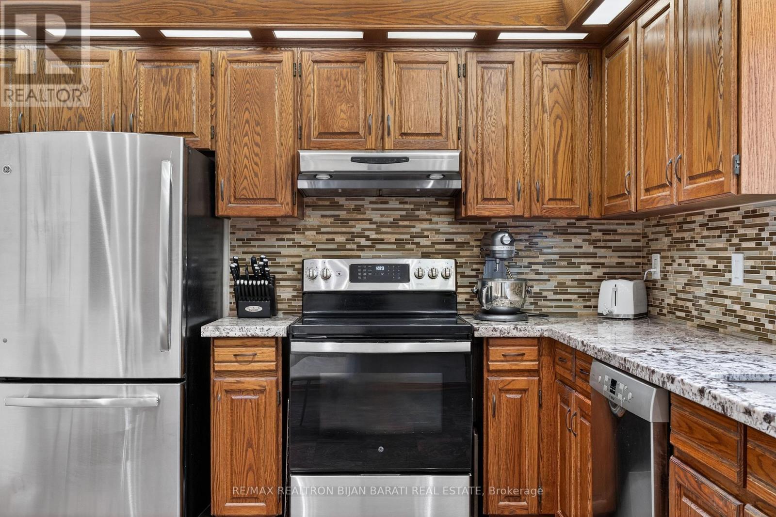 18 Tigerlily Court, Toronto, Ontario  M2M 4E4 - Photo 16 - C12964268