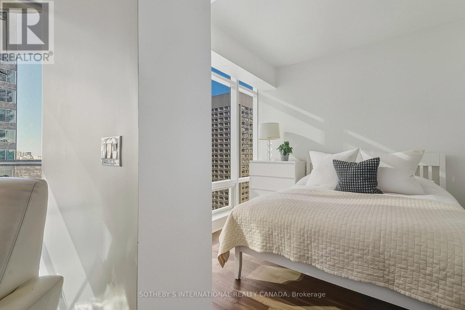 2712 - 1 Bloor Street E, Toronto, Ontario  M4W 0A8 - Photo 6 - C12964348