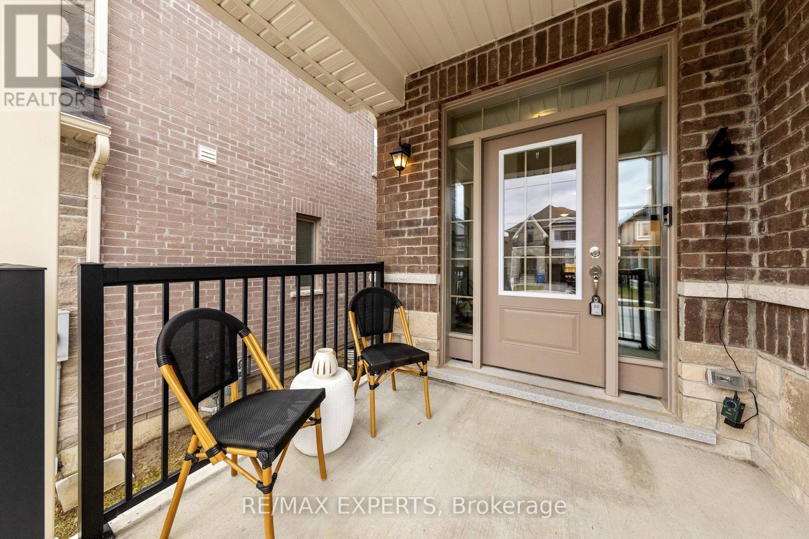 42 Frederick Taylor Way, East Gwillimbury, Ontario  L0G 1M0 - Photo 4 - N12962178