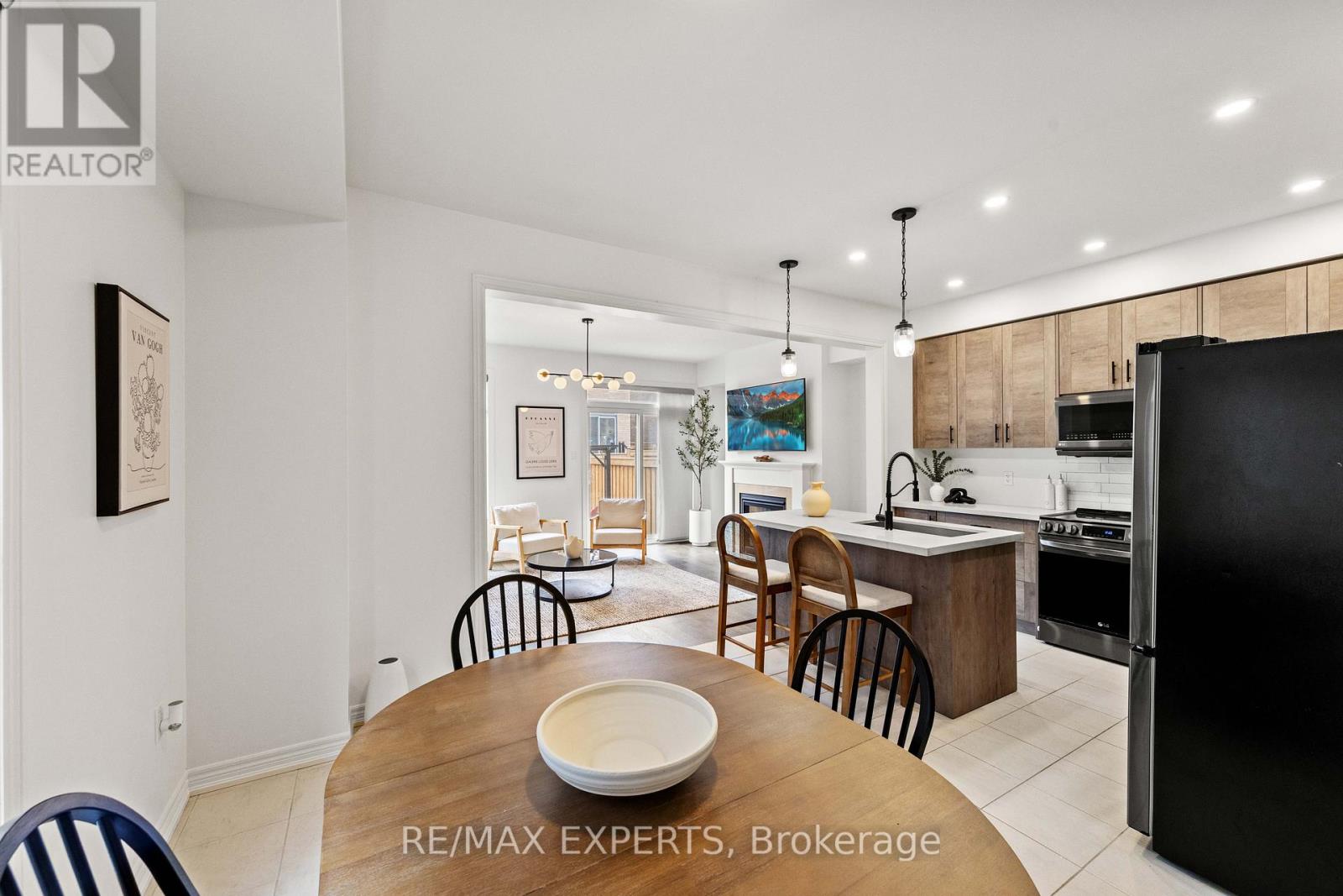 42 Frederick Taylor Way, East Gwillimbury, Ontario  L0G 1M0 - Photo 9 - N12962178