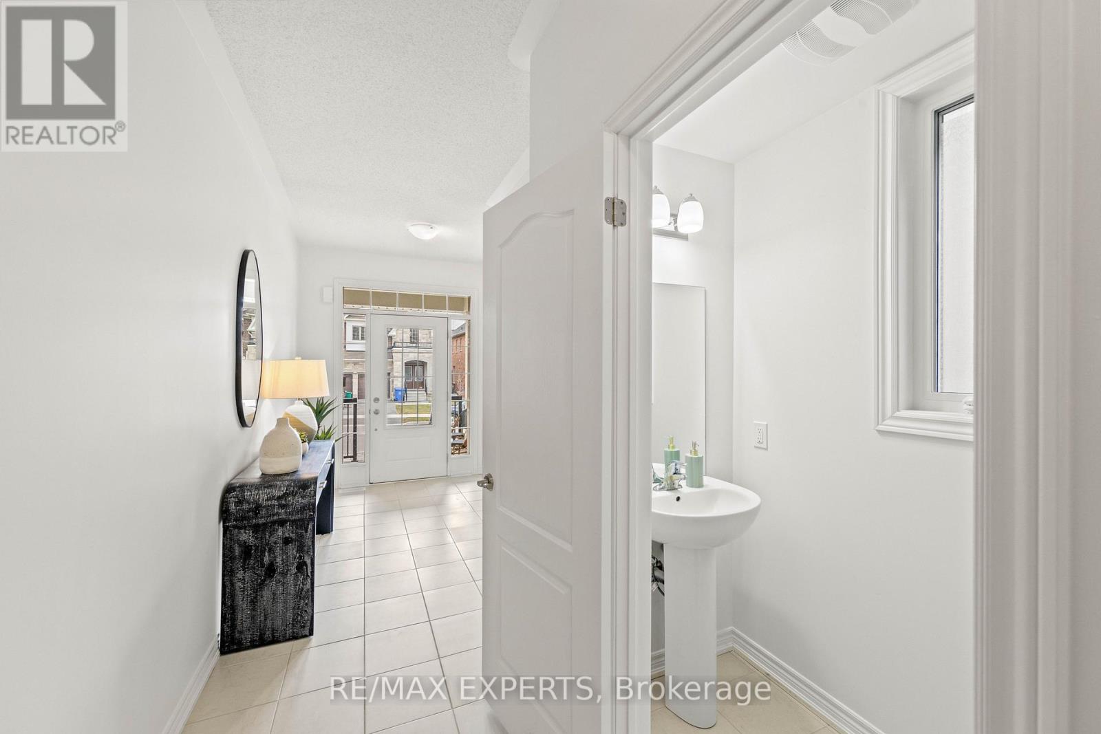 42 Frederick Taylor Way, East Gwillimbury, Ontario  L0G 1M0 - Photo 7 - N12962178