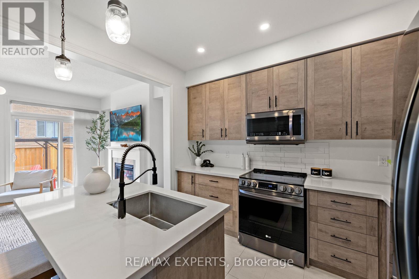 42 Frederick Taylor Way, East Gwillimbury, Ontario  L0G 1M0 - Photo 13 - N12962178