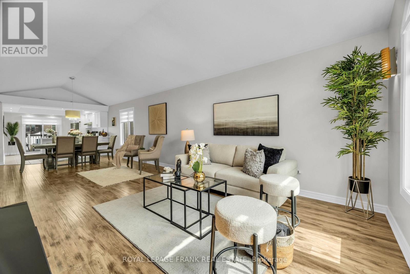 375 St Lawrence Drive, Welland, Ontario L3C 7H7 - Photo 4 - X12963270