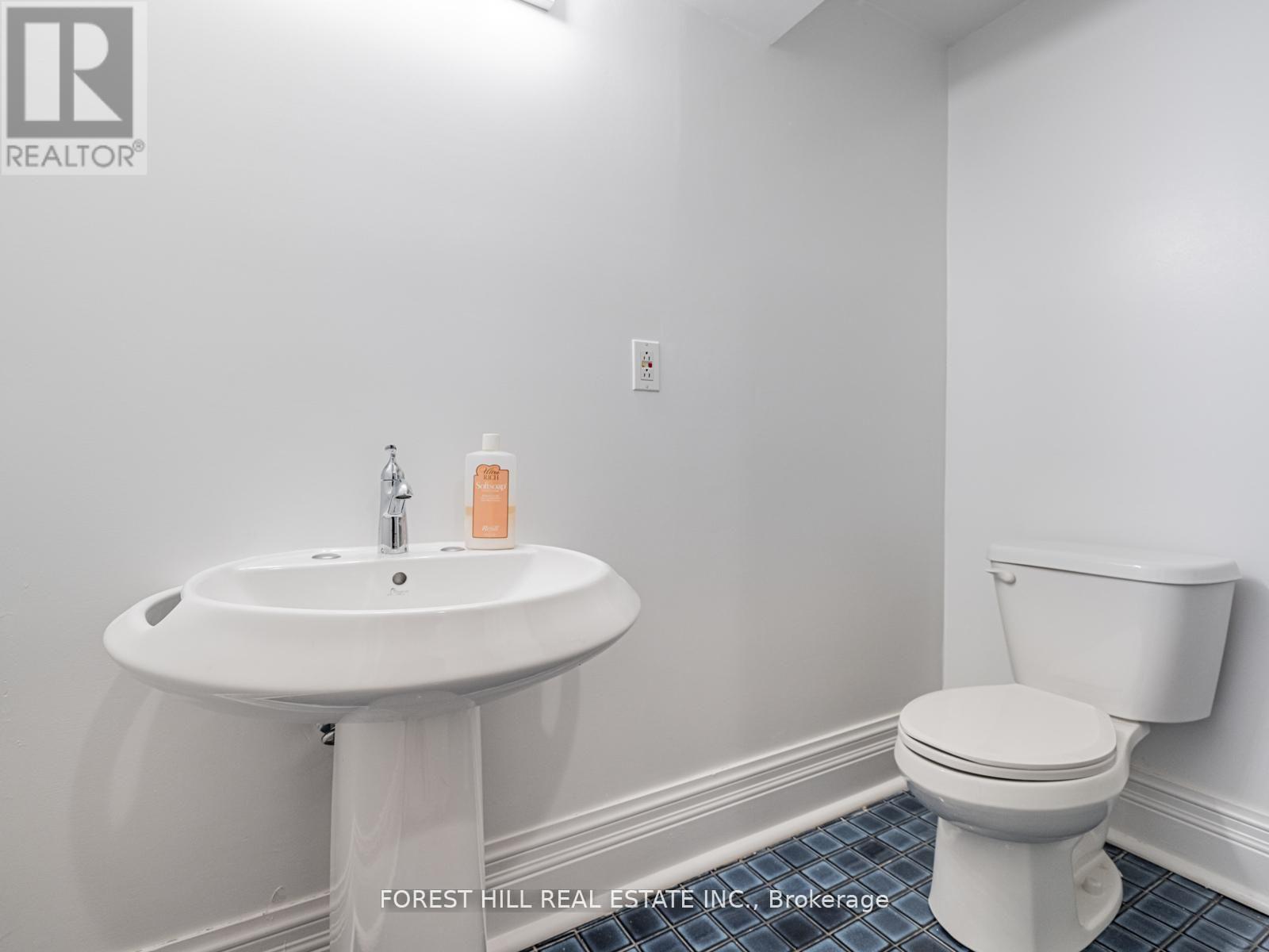 17 Dunloe Road, Richmond Hill, Ontario  L4B 2H6 - Photo 34 - N12964492