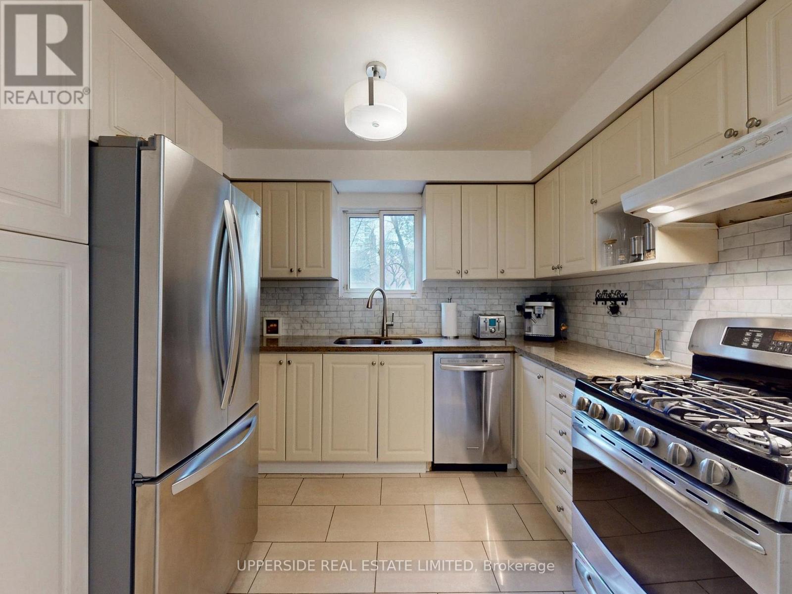 64 Colleen Street, Vaughan (Crestwood-Springfarm-Yorkhill), Ontario  L4J 5G6 - Photo 9 - N12964644