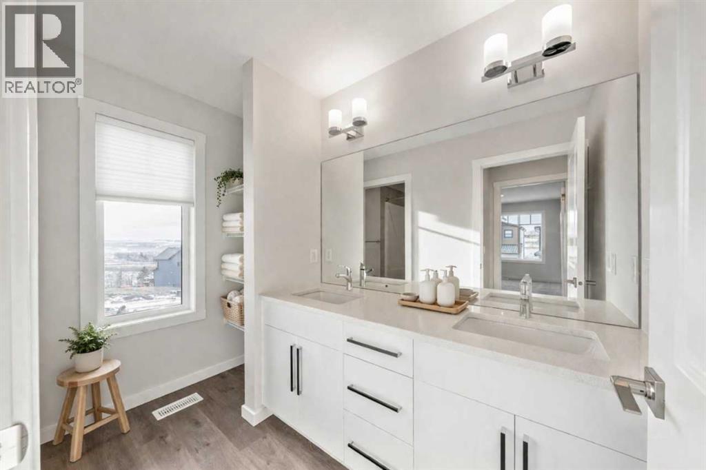 24 Heritage Link, Cochrane, Alberta  T4C 2J8 - Photo 14 - A2287354