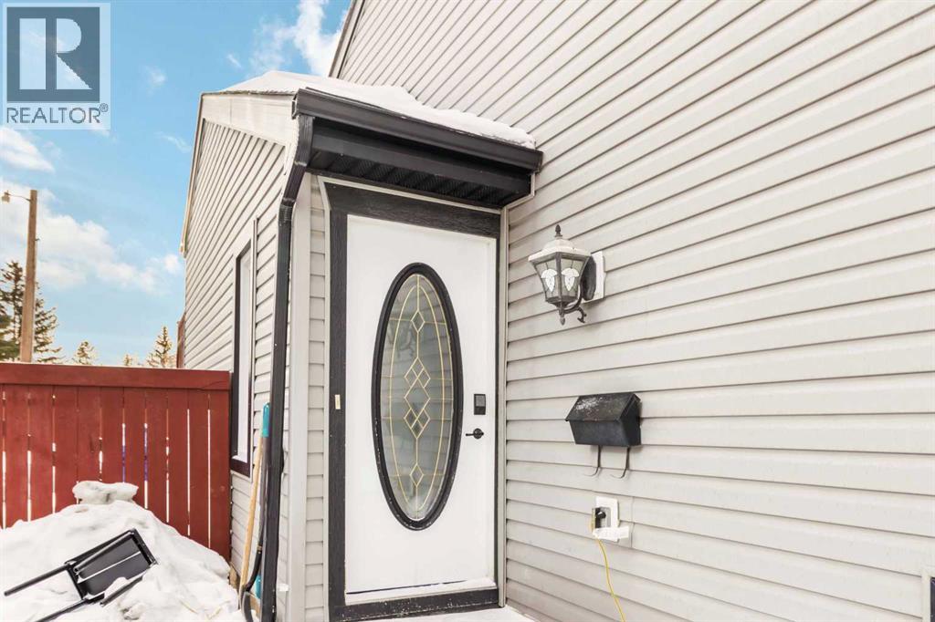 202 Bird Crescent, Fort Mcmurray, Alberta  T9H 4T3 - Photo 2 - A2284726