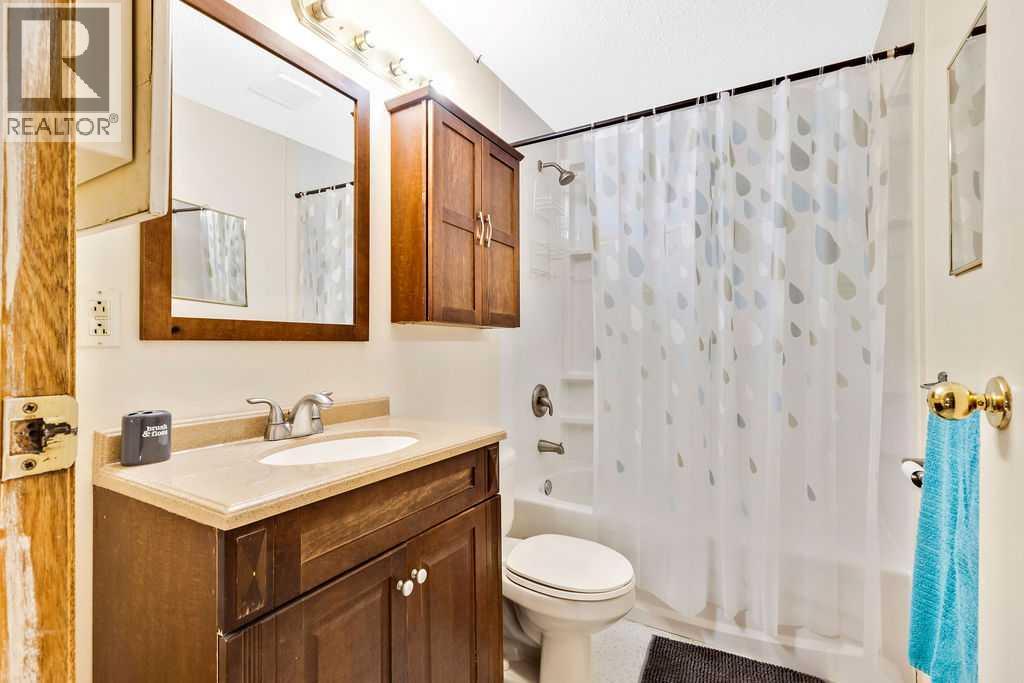 25 Knight Street, Okotoks, Alberta  T1S 1G3 - Photo 17 - A2286785