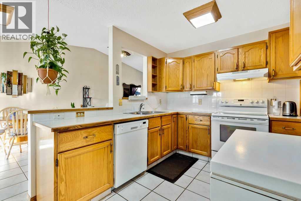 25 Knight Street, Okotoks, Alberta  T1S 1G3 - Photo 4 - A2286785