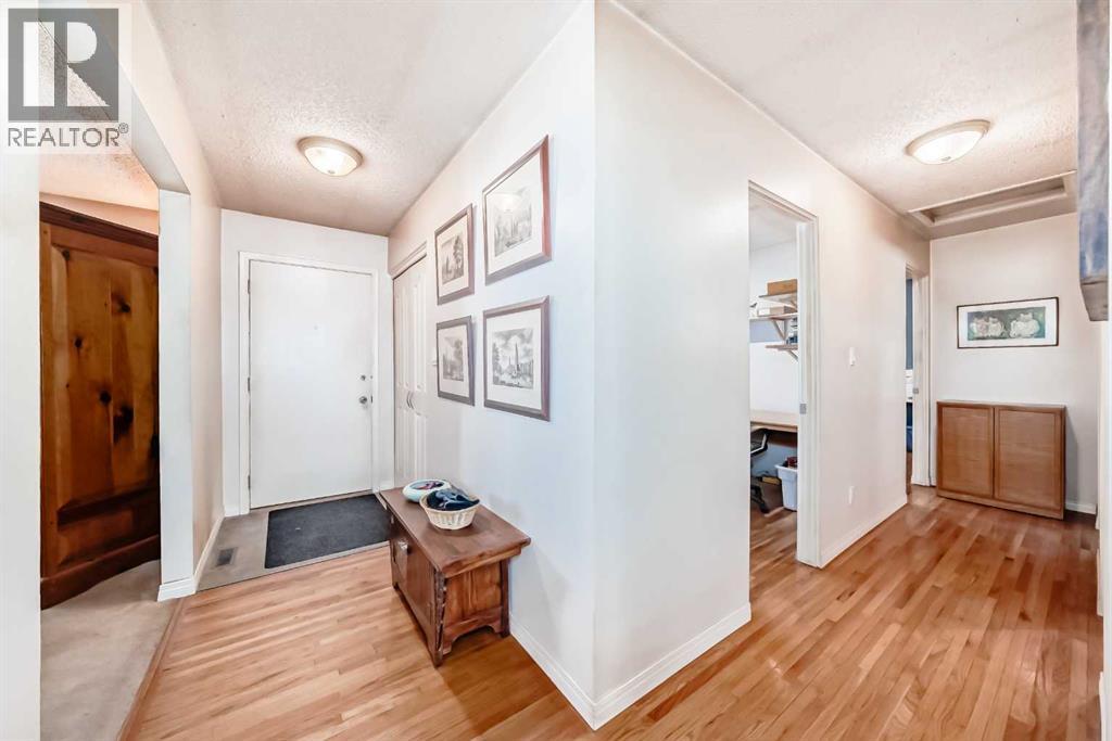 844 Lake Ontario Drive SE, Calgary, Alberta  T2J 3K1 - Photo 4 - A2286791