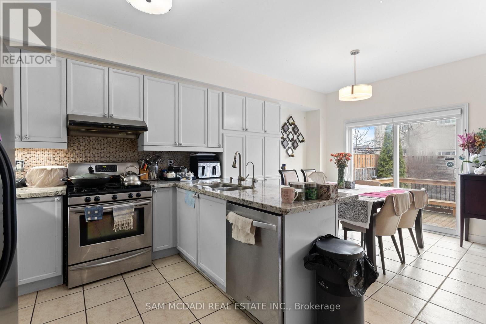 1514 Portsmouth Place, Mississauga, Ontario  L5M 7W1 - Photo 5 - W12964358