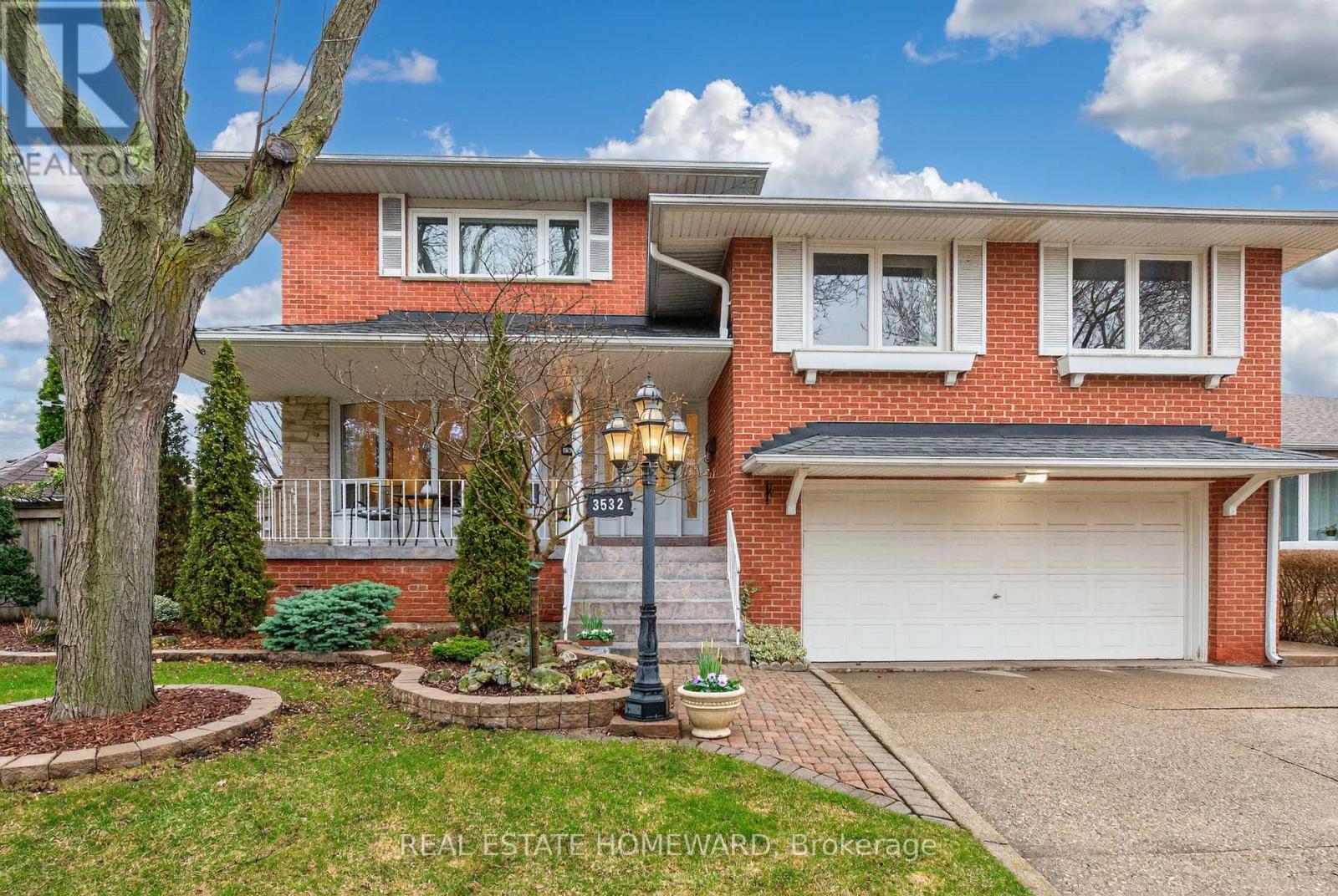 3532 Pinesmoke Crescent, Mississauga, Ontario  L4Y 3L3 - Photo 2 - W12964438