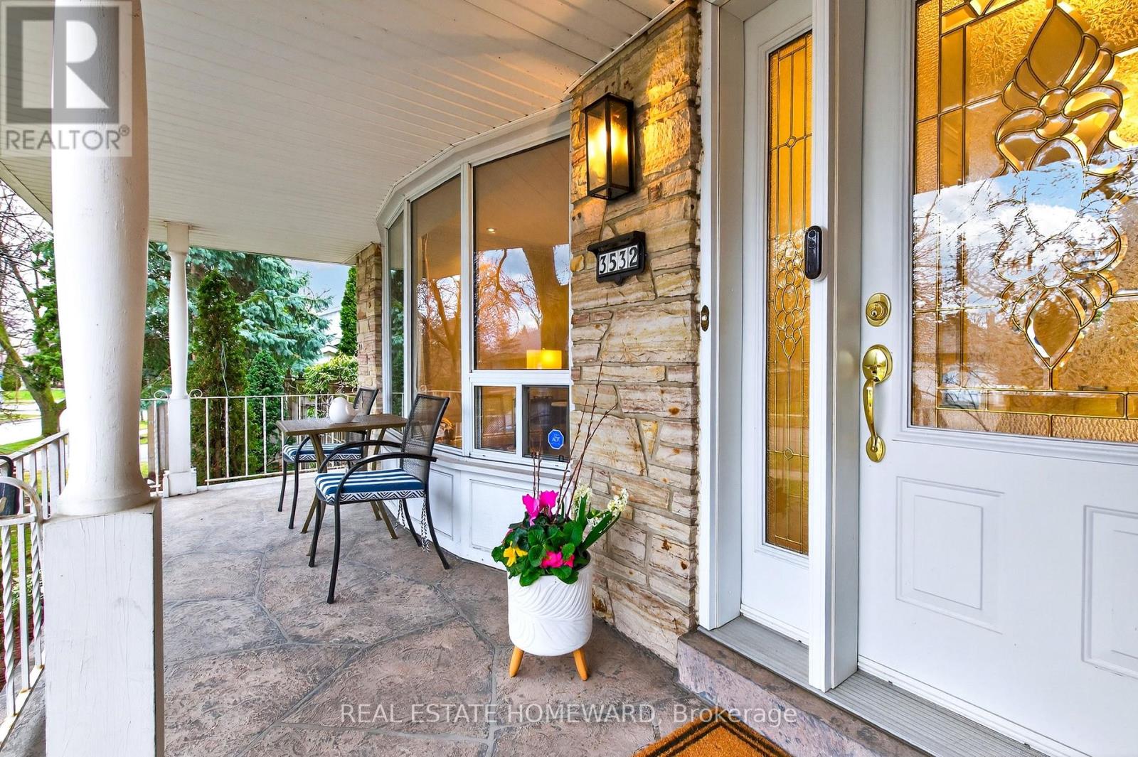 3532 Pinesmoke Crescent, Mississauga, Ontario  L4Y 3L3 - Photo 4 - W12964438